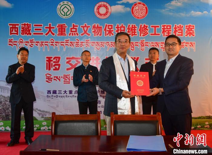 圖為西藏三大重點(diǎn)文物保護(hù)維修工程檔案移交進(jìn)館儀式現(xiàn)場?！∝暩聛硭?攝