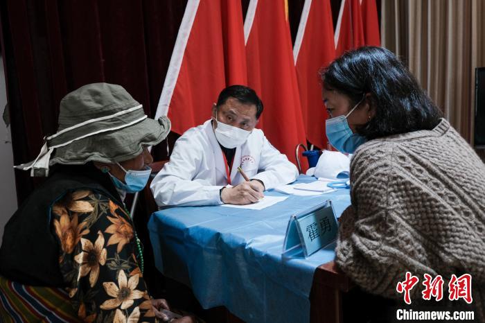 北京大學(xué)第一醫(yī)院教授、主任醫(yī)師霍勇在義診現(xiàn)場接診?！〗w波 攝