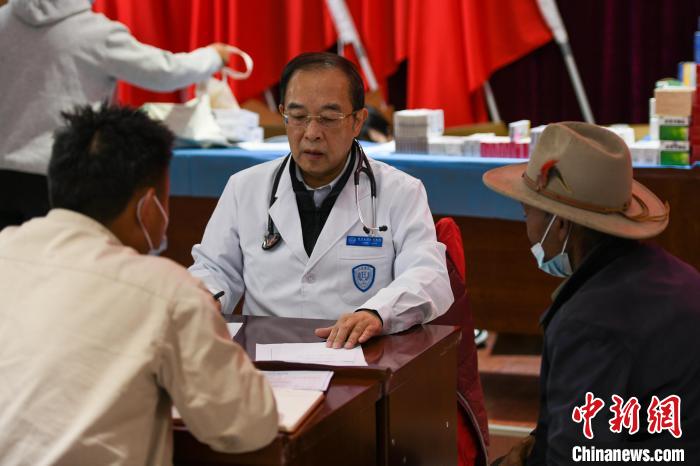 北京大學(xué)人民醫(yī)院心臟中心副主任、博士生導(dǎo)師王偉民為農(nóng)牧民問診。　江飛波 攝