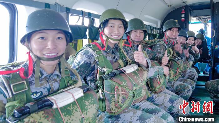 圖為女兵們在直升機上準備跳傘。　王述東 攝