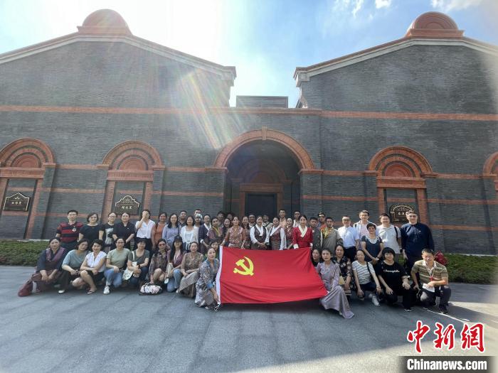 參觀中共一大、二大會址，學(xué)員們回顧了中國共產(chǎn)黨百年大黨的革命歷程?！∪A東師大供圖