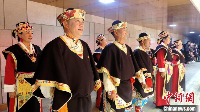 圖為西藏老年舞蹈隊(duì)在后臺(tái)準(zhǔn)備上場(chǎng)?！∝暽＠?攝