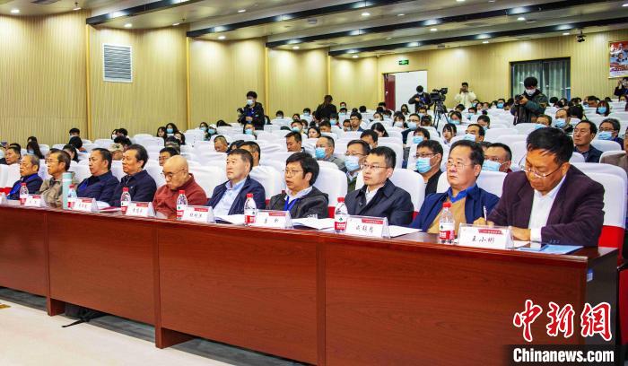 圖為與會專家學(xué)者聽會?！钪覍?攝
