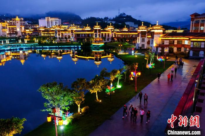圖為2021年5月18日，西藏自治區(qū)墨脫縣城入夜，昔日的“高原孤島”如今面貌一新。　江飛波 攝