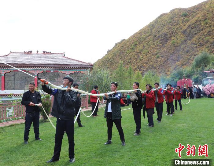 圖為護(hù)林員體驗(yàn)架設(shè)水泵?！〔际猩窒乐ш?duì) 供圖