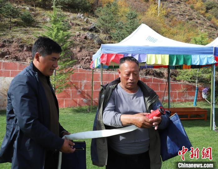 圖為護(hù)林員操作體驗(yàn)滅火裝備?！〔际猩窒乐ш?duì) 供圖