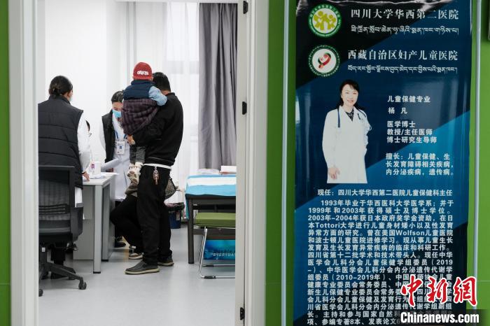 圖為四川大學華西第二醫(yī)院專家接診?！〗w波 攝