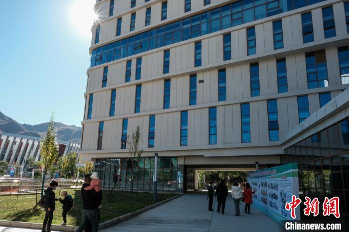 因疫情防控需要，此次義診活動進行了人數(shù)限定。圖為西藏民眾帶著孩子到醫(yī)院就診?！〗w波 攝