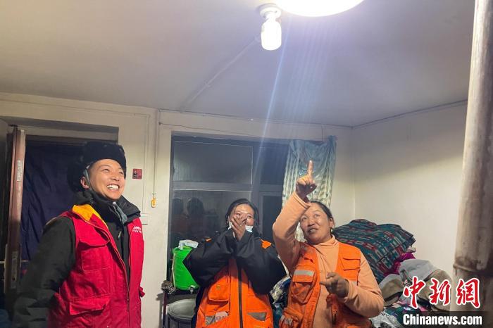 青藏公路109道班接入大網(wǎng)電?！?閆昱翰 　攝