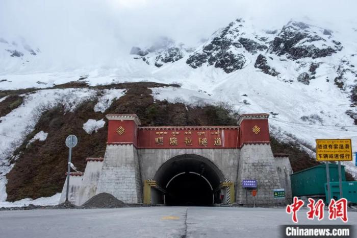 墨脫公路控制性工程——嘎隆拉隧道。上方為嘎隆拉雪山，曾是進(jìn)入墨脫最大的“攔路虎”。