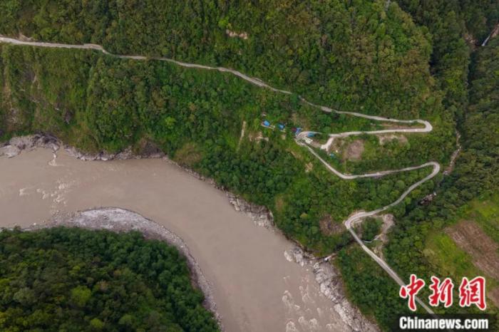 雅魯藏布江一側(cè)的墨脫公路。