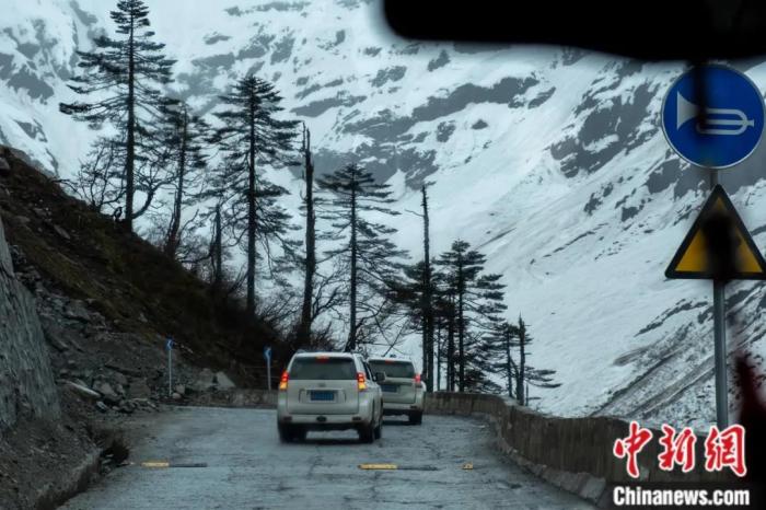 圖為墨脫公路沿線的雪景風(fēng)光。