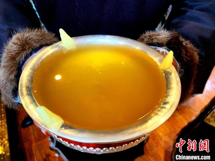 圖為青稞酒?！∪轿木?攝