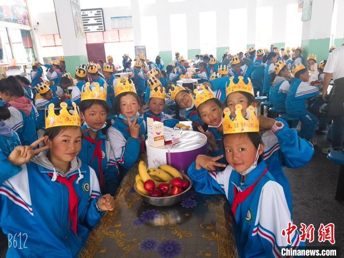 圖為加查縣安繞鎮(zhèn)小學(xué)學(xué)生集體過六一兒童節(jié)。　安繞鎮(zhèn)小學(xué)供圖