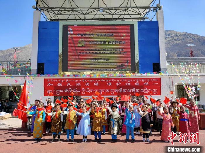 圖為加查縣安繞鎮(zhèn)小學(xué)各民族代表學(xué)生齊唱紅歌?！“怖@鎮(zhèn)小學(xué)供圖