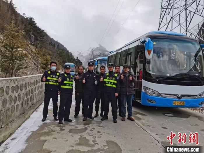 救援成功后，司機(jī)們與邊境派出所民警合影?！±罱ǚ?攝