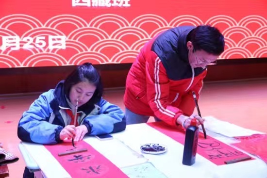 現(xiàn)場書寫春聯(lián)。梁超攝