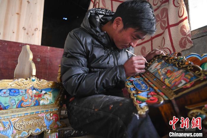 圖為拉薩手藝人制作年貨“切瑪盒”?！∝暩聛硭?攝