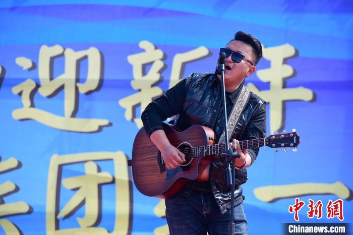 圖為文藝匯演現(xiàn)場(chǎng)?！∝暩聛?lái)松 攝