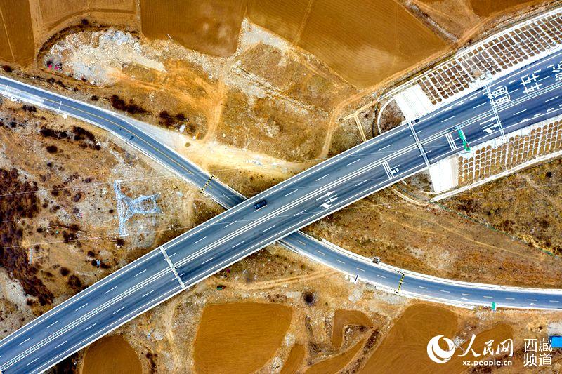 拉林高等級公路。徐馭堯攝