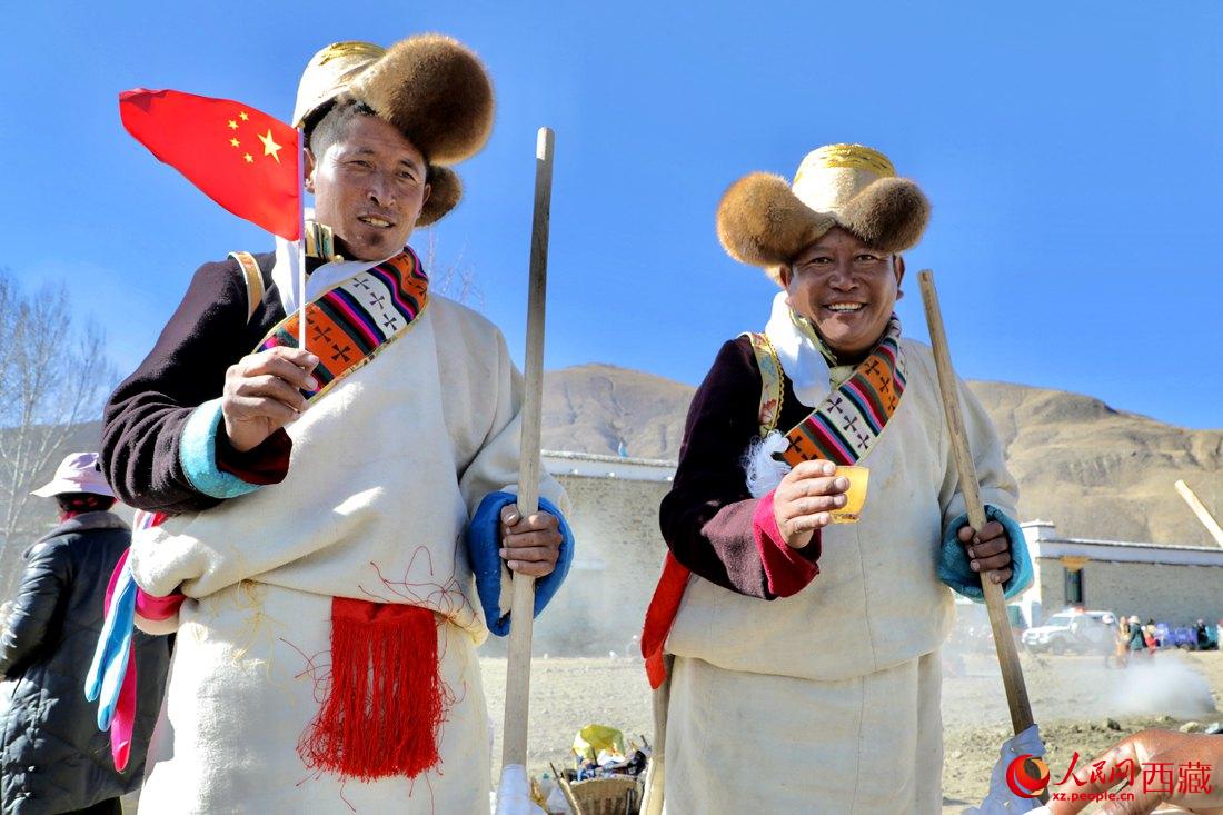 互敬青稞酒，祈福一年的豐收。人民網(wǎng) 次仁羅布攝