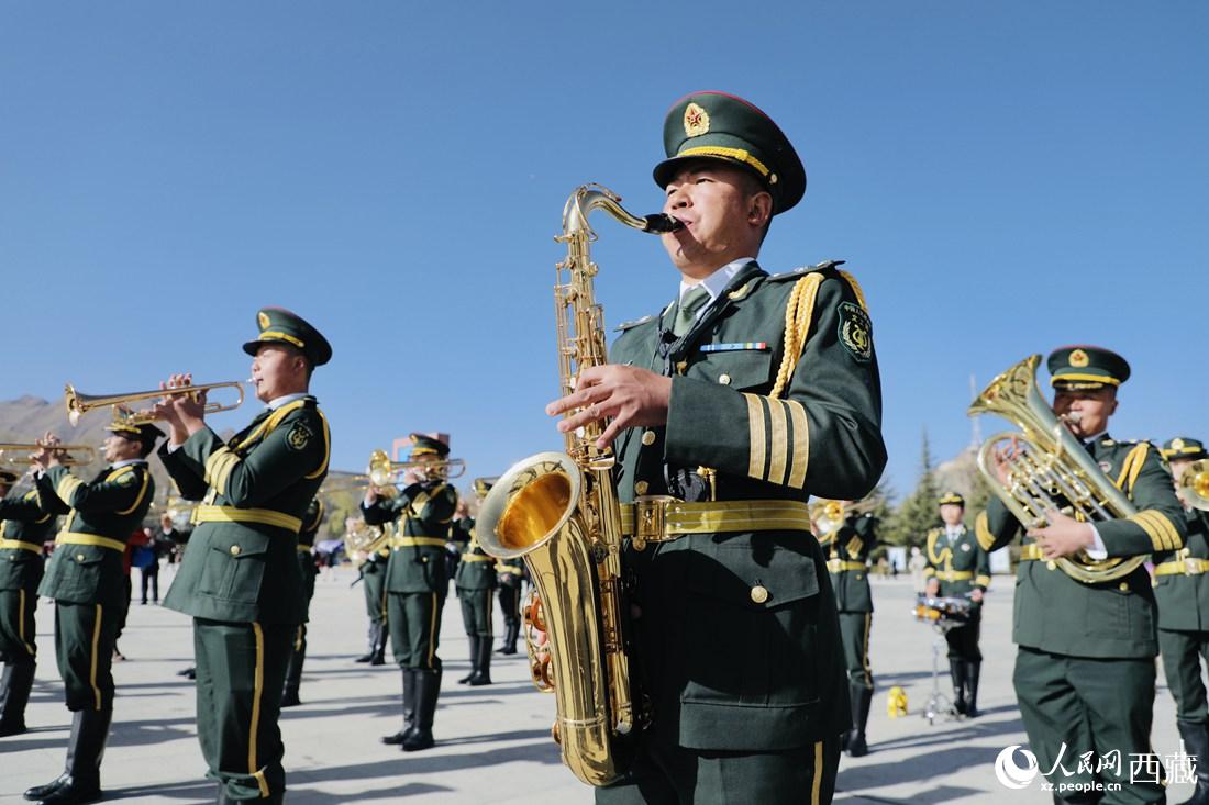 軍區(qū)文工團(tuán)奏響國歌。人民網(wǎng) 次仁羅布攝