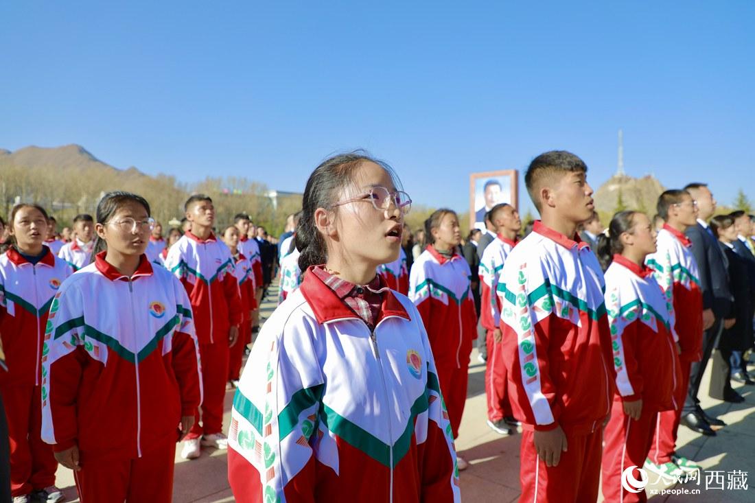 全體奏唱國歌。人民網(wǎng) 次仁羅布攝