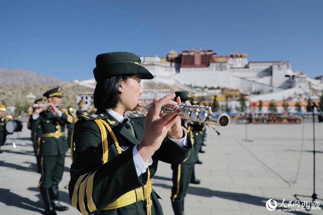 軍區(qū)文工團(tuán)奏響國歌。人民網(wǎng) 次仁羅布攝
