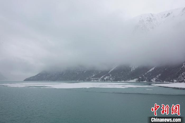 然烏湖春雪飄落。　冉文娟 攝