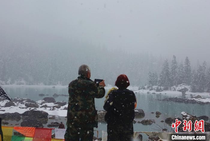 游客欣賞雪中然烏湖?！∪轿木?攝