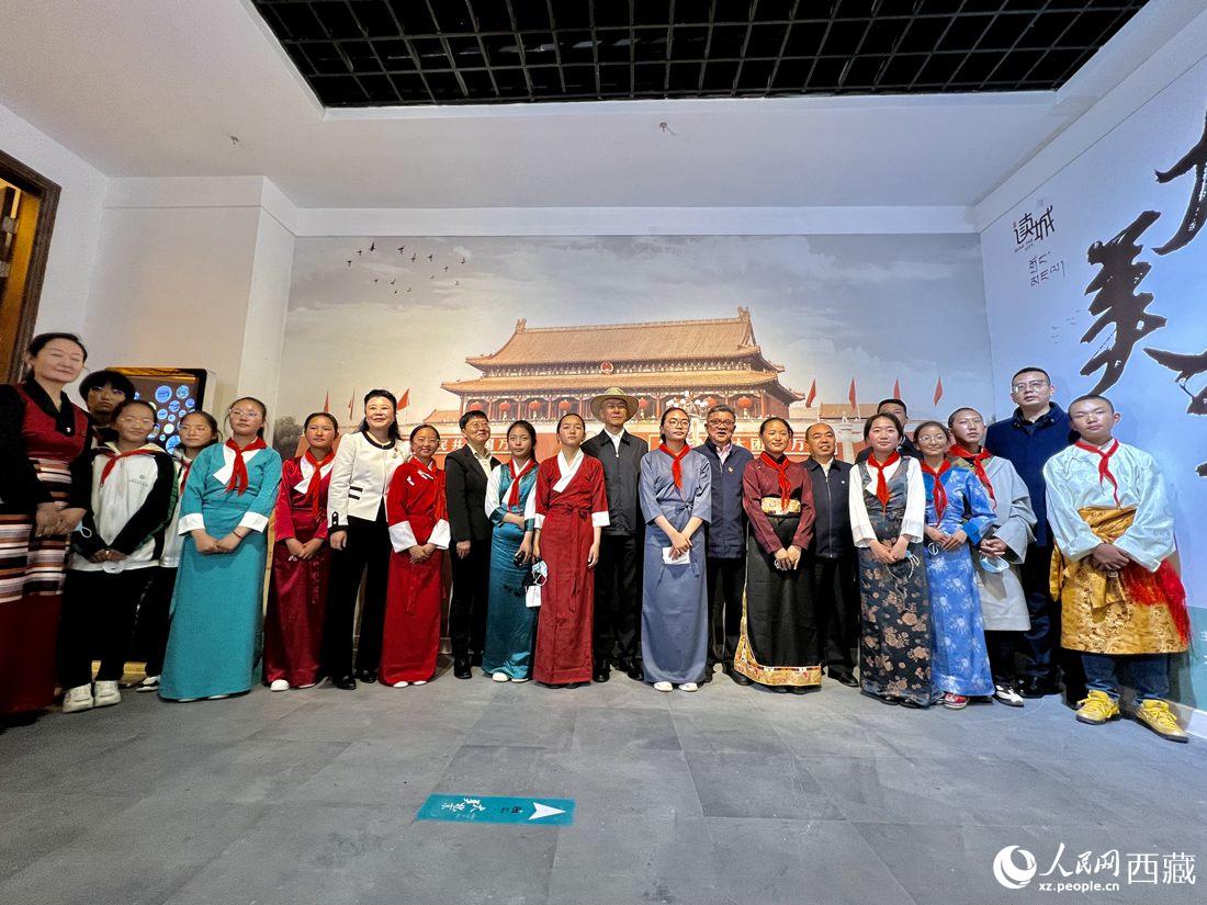 合影留念。人民網(wǎng) 次仁羅布攝