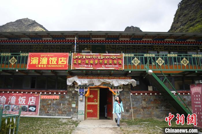 玉麥鄉(xiāng)里修建了飯店與旅館。　楊華峰 攝