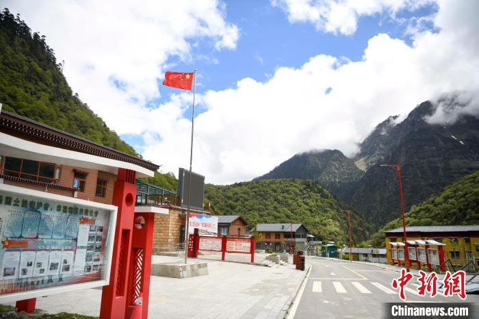 玉麥鄉(xiāng)內(nèi)道路變成了硬化路?！钊A峰 攝