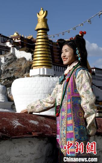 西藏自治區(qū)級(jí)非遺項(xiàng)目——拉薩服飾，圖為舊時(shí)拉薩貴族婦女的裝扮。