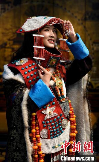 圖為國(guó)家級(jí)非遺項(xiàng)目——西藏阿里普蘭的“宣”服，該服飾華麗稀有，每逢節(jié)日盛典時(shí)才會(huì)穿戴。　李林 攝