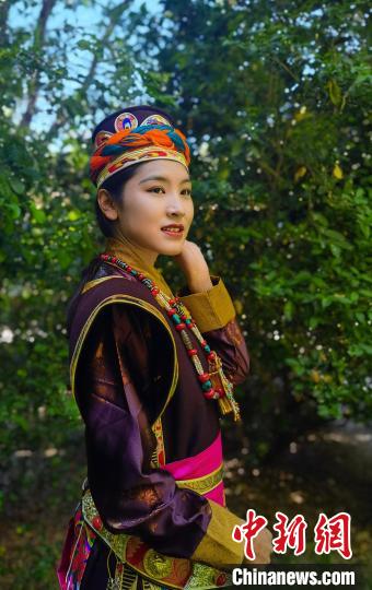 圖為國(guó)家級(jí)非遺項(xiàng)目——林芝工布藏族服飾?！±盍?攝