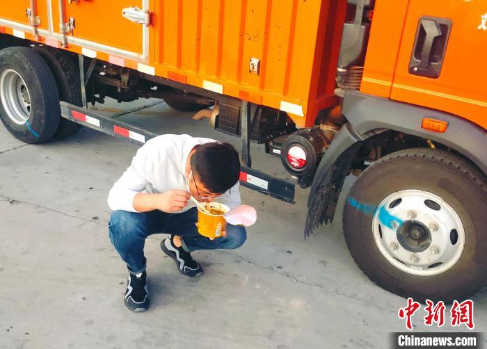由于沿路疫情原因，閆光宇和朋友只能在服務(wù)區(qū)簡餐?！∴嵟?攝