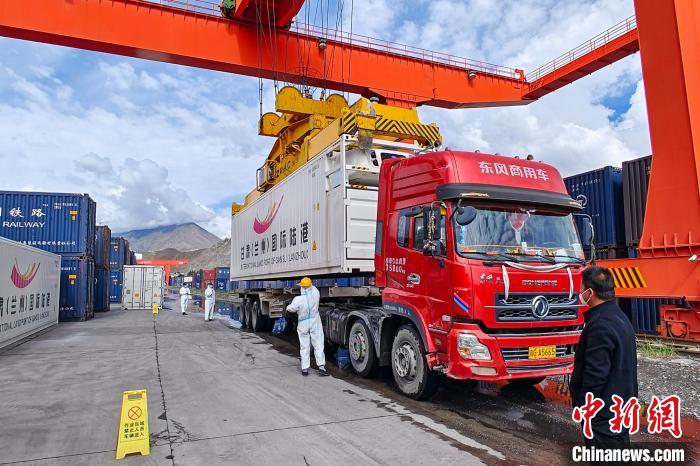 援助物資卸車現(xiàn)場(chǎng)?！F青藏集團(tuán)有限公司拉薩車務(wù)段 供圖