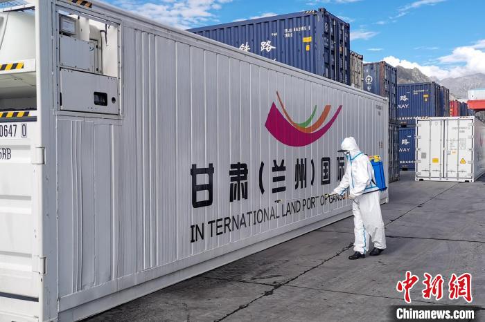 9月9日，甘肅省援助拉薩700噸生活物資“乘冷鏈專列”抵達(dá)拉薩?！F青藏集團(tuán)有限公司拉薩車務(wù)段 供圖