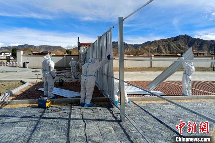 西藏金塔建設集團有限公司職工支援日喀則方艙建設?！∈茉L者供圖