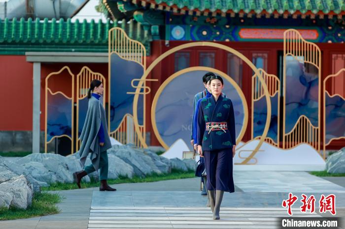 近40套藏式針織系列時(shí)裝亮相2022北京時(shí)裝周?！”本r(shí)裝周供圖