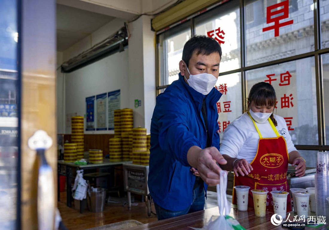 市民購買早餐。人民網(wǎng) 次仁羅布攝