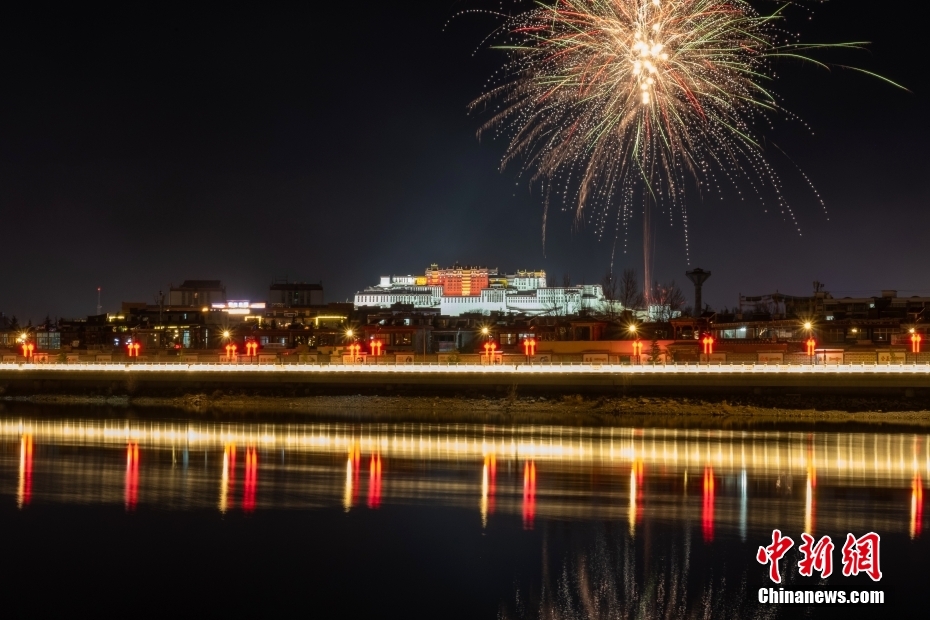 資料圖為2022年3月1日，拉薩迎來藏歷新年“古突夜”，煙花與被燈光照亮的布達(dá)拉宮交相輝映。 <a target='_blank' href='/'><p  align=