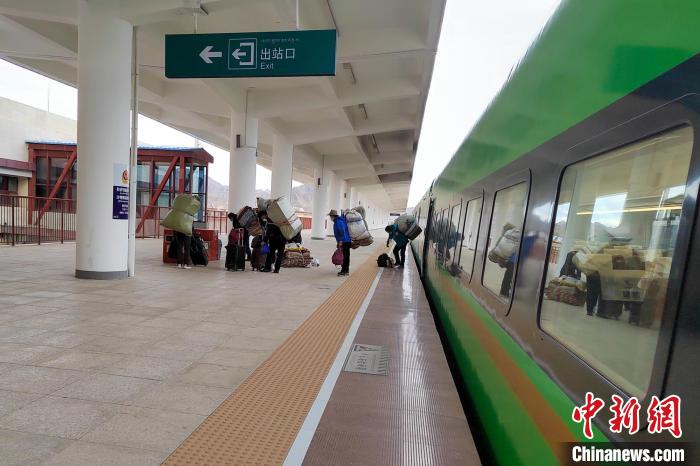 乘客乘復(fù)工專列抵達(dá)日喀則?！±_車務(wù)段 供圖