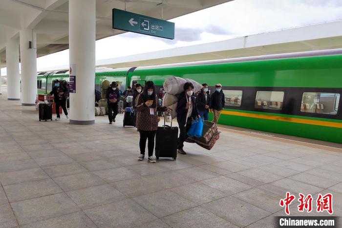 10月6日，乘客乘復(fù)工專列抵達(dá)日喀則?！±_車務(wù)段 供圖