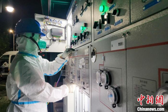西藏電力部門(mén)順利完成方艙醫(yī)院供電設(shè)備安全可靠接入。　王大飛 攝