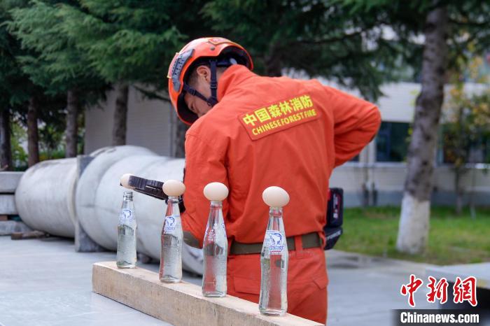 西藏林芝森林消防技能大練兵現(xiàn)場，消防員使用液壓鉗夾取雞蛋?！钣例?攝
