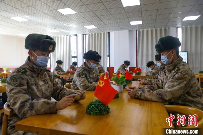圖為阿里軍分區(qū)某邊防團(tuán)組織官兵通過手機(jī)收聽收看二十大開幕盛況?！詵|供圖