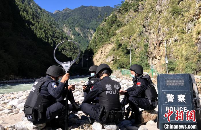 圖為西藏吉隆出入境邊防檢查站移民管理警察在中尼邊境巡邏途中收看二十大開幕直播?！」陆y(tǒng) 攝