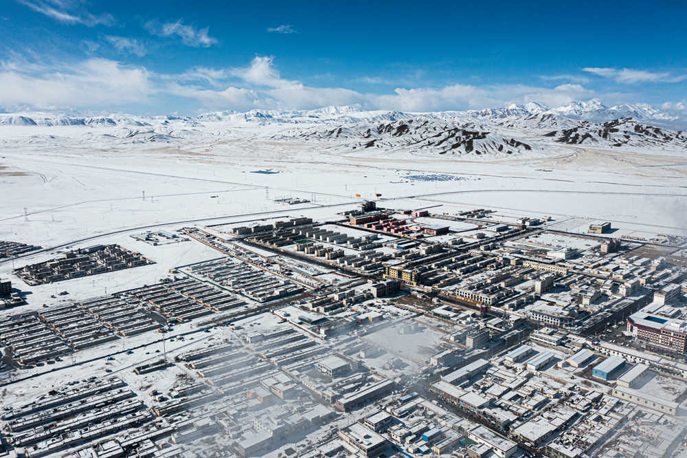 西藏阿里地區(qū)改則縣迎來初雪，銀裝素裹，美如畫卷。